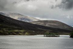 Loch Sgamhain hinter mir